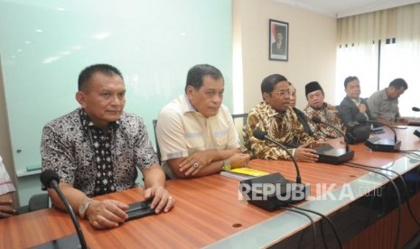 Plt Ketua Umum Partai Golkar Idrus Marham (ketiga kiri), Ketua Harian Partai Golkar Nurdin Halid (kedua kiri) menerima kunjungan perwakilan DPD I ke kantor DPP Partai Golkar di Jakarta, Rabu (6/12).