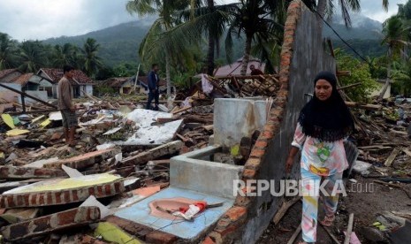 Sejumlah warga terdampak tsunami saat mencari barang berharganya di Desa Way Muli, Kalianda, Lampung Selatan, Selasa (25/12).