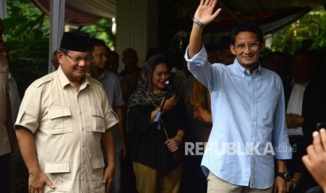 Pasangan Capres dan Cawapres No 02 Prabowo Subianto-Sandiaga Uno menyapa wartawan usai memberikan keterangan terkait hasil final rekapitulasi nasional KPU di Kertanegara, Jakarta, Selasa (21/5).