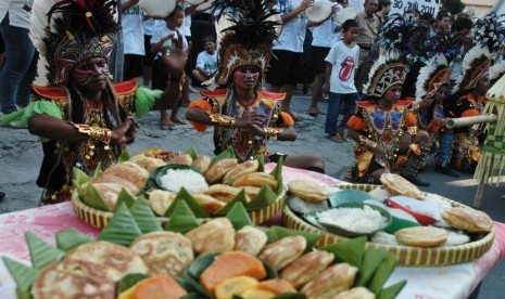 YOGYAKARTA, 30/7 - PAWAI APEMAN MALIOBORO. Peserta mengikuti pawai apeman Malioboro di Kepatihan Yogyakarta, Sabtu (30/7).