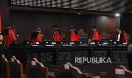 Majelis Hakim Mahkamah Konstitusi  usai  membacakan putusan sepuluh perkara PUU, di ruang sidang gedung MK, Jakarta, Selasa (12/12).