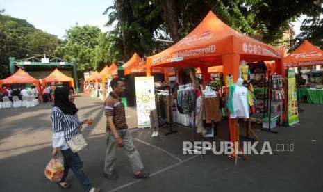 Pengunjung melihat-lihat stan produk halal saat pembukaan acara Halal Fair 2018 di Masjid Cut Mutia, Jakarta, Jumat (28/9).