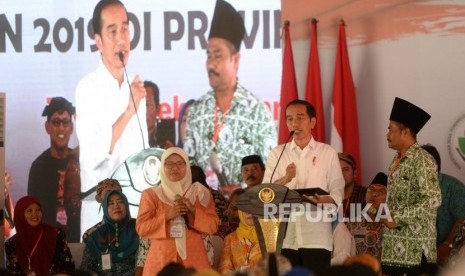 Sosialisasi Penggunaan Dana Desa. Presiden Joko Widodo menyampaikan sambutan saat sosialisasi penggunakan dana desa di Trenggalek, Jawa Timur, Jumat (4/1/2019).