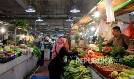 Calon pembeli memilih sayuran yang dijual di Pasar Senen, Jakarta , Senin (1/10).