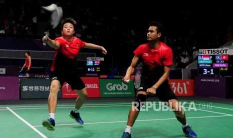 Pebulu Tangkis Indonesia Tontowi Ahmad dan Liliyana Natsir saat melawan pebulu tangkis Hongkong Lee Chun Hei Reginald dan Chau Hoi Wa pada babak perempat final cabang olahraga bulu tangkis kategori ganda Asian Games 2018 di Istora Senayan, Jakarta, Sabtu (25/8).