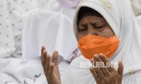 Sejumlah jamaah menangis saat berdoa usai melakukan shalat Istisqa di Masjid Raya Nur Alam, Pekanbaru, Riau, Rabu (18/9).