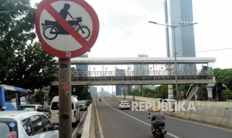 Sejumlah pengendara sepeda motor melintasi Jalan Layang Non Tol (JLNT) Kampung Melayu-Tanah Abang di kawasan Casablanca, Jakarta, Kamis (13/12).