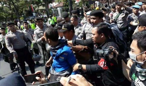 Aksi Mahasiswa Setelah Pelantikan DPRD Kota Bandung Berakhir Ricuh