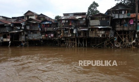 Suasana deretan rumah di Bantaran Kali Ciliwung di Kawasan Manggarai, Jakarta, Jumat (9/2).