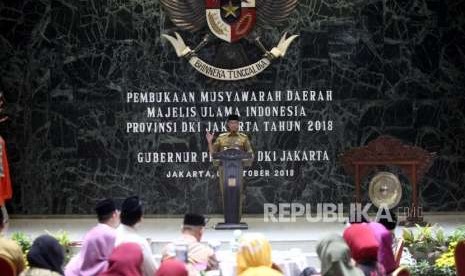 Gubernur DKI Jakarta Anies Baswedan memberikan sambutan saat acara pembukaan Musyawarah Daerah Majelis Ulama Indonesia (Musda MUI) Provinsi DKI Jakarta Tahun 2018 di Balaikota, Jakarta, Selasa (9/10).