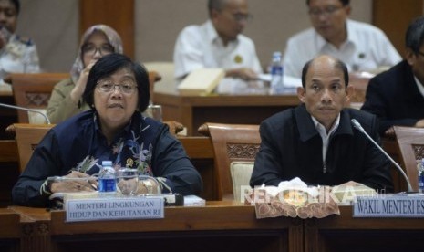 Menteri LHK Siti Nurbaya bersama Wamen ESDM Archandra Tahar mengikuti rapat kerja dengan Komisi VII DPR di Kompleks Parlemen, Senayan, Jakarta, Senin (16/4).