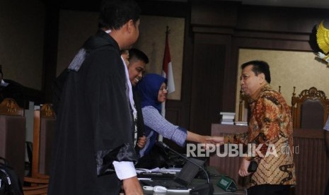 Terdakwa kasus  tindak pidana korupsi KTP Elektronik  Setya Novanto bersalaman bersama jaksa penuntut umum usai  menjalani persidangan yang beragendakan pembacaan putusan di Pengadilan Tindak Pidana Korupsi (Tipikor), Jakarta, Selasa  (24/4).