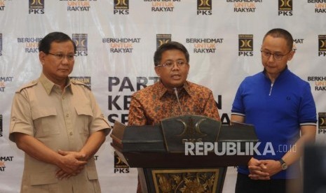 Letua umum Partai Gerindra Prabowo Subianto,Presiden PKS Mohamad Sohibul Iman, Sekjen PAN Eddy Soeparno, (dari kiri) memberikan keteragan kepada media usai melakukan pertemuan antara Partai PAN dan Gerindra di kantor DPP PKS, Jakarta, Ahad (24/12).