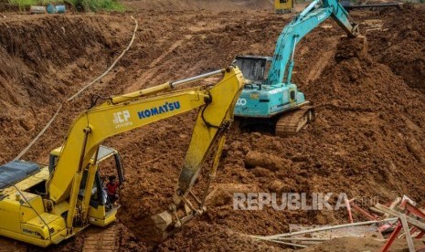 Proyek Jalan Tol Bogor-Ciawi-Sukabumi

Pekerja menggunakan eskavator menyelesaikan proyek pembangunan Jalan Tol Bogor-Ciawi-Sukabumi (Bocimi) di Kawasan Rancamaya, Bogor, Jawa Barat, Selasa (1/11). Proyek jalan tol sepanjang 54 kilometer dengan anggaran mencapai Rp 7,7 triliun tersebut ditujukan untuk menjadi pemecah kemacetan yang kerap kali terjadi di jalur Ciawi-Sukabumi. Raisan Al Farisi/Republika.