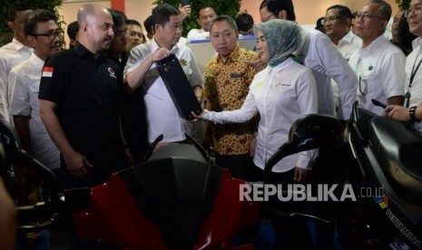 Menteri ESDM Ignasius Jonan bersama Dirut Pertamina Nicke Widyawati berbincang saat meresmikan Green Energy Station (GES) di SPBU COCO Pertamina, Kuningan, Jakarta, Senin (10/12).