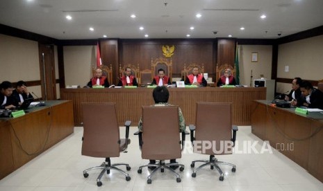 Terdakwa kasus suap proyek pembangunan jalan di Maluku dan Maluku Utara Musa Zainuddin menjalani sidang dengan agenda pembacaan vonis di Pengadilan Tipikor, Jakarta, Rabu (15/11). Belakangan upaya PK Musa dikabulkan oleh Mahkamah Agung sehingga vonisnya dari 9 tahun menjadi 6 tahun penjara. (ilustrasi)