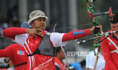 Atlet panahan Indonesia  Bagas Prasetyadi membidik sasaran saat perempat final nomor recurve  tim campuran pada ajang 18th Asian Games Invitation Tournament di Lapangan Panahan, Kompleks Gelora Bung Karno, Jakarta, Selasa (13/2).