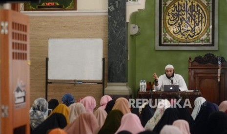 Penceramah yang juga Dokter Zaidul Akbar memberikan tausiyah di Masjid Raudhatul Jannah, Jatibening, Bekasi, Jawa Barat, Kamis (11/4).