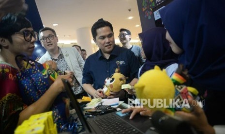 Ketua Inasgoc Erick Thohir berbincang dengan pegawai usai launcing official merchandise Asian Games 2018 di Mall Senayan City, Jakarta, Jumat (23/3).