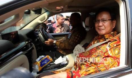 Gerindra Party chief patron Prabowo Subianto visits Democratic Party General Chairman Susilo Bambang Yudhoyono's house in East Mega Kuningan, Jakarta, Thursday (Aug 9).