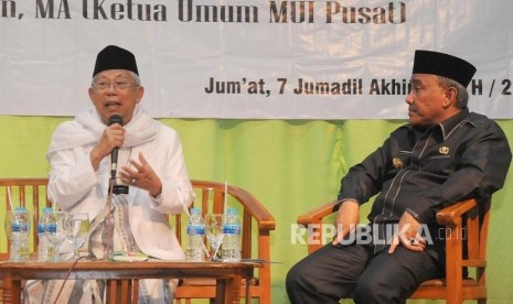 Ketua MUI Pusat KH. Maruf Amin dan Wali Kota Depok Muhammad Idris (dari kiri) memaparkan penjelasan pada acara Pengajian Ulama Umaro di Kantor MUI Kota Depok, Jawa Barat, Jumat (23/2).