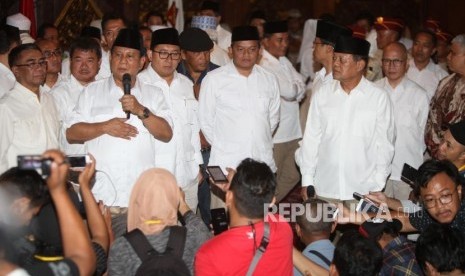 Ketua Umum Partai Gerindra Prabowo Subianto didampingi Mayjen (Pur) Sudrajat bersama jajaranya memberikan keterangan kepada media saat konferensi pers Pengumuman Calon Gubernur Jawa Barat pada Pilkada 2018, Padepokan Garudayaksa, Hambalang, Bogor, Jawa Barat, Sabtu (9/12).