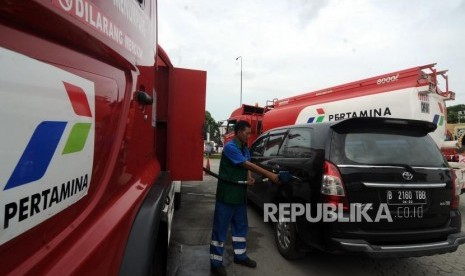 Mobile Dispenser. Petugas saat mengisikan bahan bakar dari SPBU Mobile Dispenser di Rest Area Kilometer 57, Karawang, Jawa Barat, Selasa (19/12).