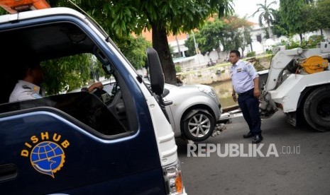 Dishub Jaksel Derek 197 Kendaraan Sepanjang Januari. Petugas Dinas Perhubungan DKI Jakarta menderek mobil yang parkir liar.