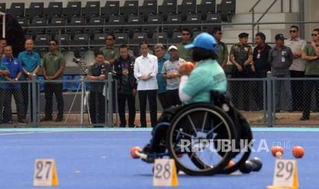 Presiden Republika Indonesia, Joko Widodo, (kedua kanan) didampingi Menteri Olahraga, Imam Nahrawi (kedua kiri), Chief De Mission Asian Para Games, Arminsyah (kanan), Ketua Inapgoc Raja Sapta Oktohari (kiri) saat melakukan peninjauan latihan lawn ball di kawasan Gelora Bung Karno, Jakarta, Kamis (27/9). 