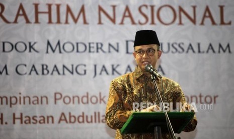 Gubernur DKI Jakarta Anies Baswedan memberikan sambutan saat acara Silaturahmi Nasional Keluarga Besar Pondok Modern Gontor di Masjid Istiqlal, Jakarta, Sabtu (12/5).