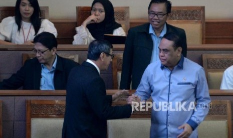 Menkumhan Yasonna Laoly bersalaman Menpan RB Syafruddin ketika menghadiri Rapat Paripurna di Kompleks Parlemen, Senayan, Jakarta, Selasa (17/9).