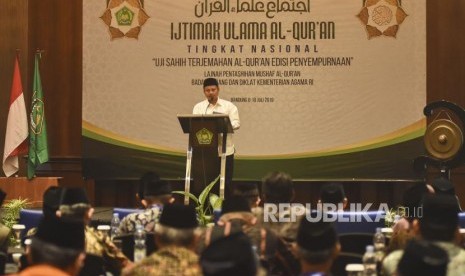 Wakil Gubernur Jawa Barat Uu Ruzhanul Ulum memberikan sambutan pada acara Pembukaan Ijtimak Ulama Al-Quran Tingkat Nasional di Hotel El Royale, Kota Bandung, Senin (8/7) malam.