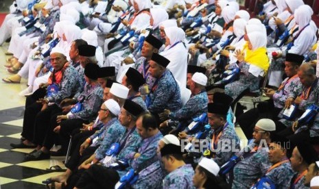 (Ilustrasi) Sejumlah calon jamah haji kloter pertama mengantre untuk perekaman biometrik di Asrama Haji Pondok Gede, Jakarta, Senin (16/7).