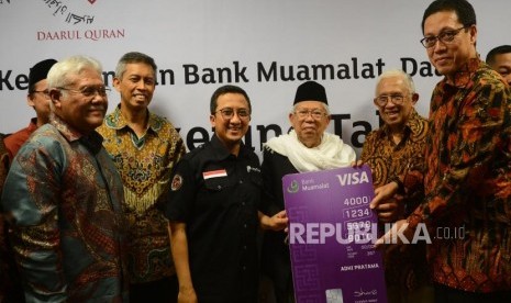 Bersama Mendukung Muamalat. Dirut Bank Muamalat Achmad K Permana, Komisaris Utama Bank Muamalat Anwar Nasution Ketua Dewan Pengawas Syariah Bank Muamalat KH Maruf Amin, dan Pendiri PPPA Daarul Quran Yusuf Mansur (dari kanan) saat menunjukan kartu Bank Muamalat di Jakarta, Rabu 928/2).