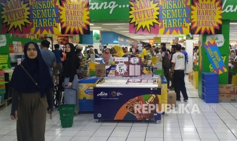 Calon pembeli usai berbelanja di Supermarket Giant, Mampang Prapatan, Jakarta, Ahad (23/6).