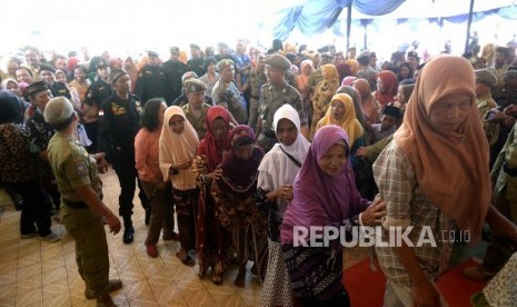 Salah Arti Makna Idul Fitri, Ini Penjelasan Ahli Fiqih. Antrean halal bihalal saat Idul Fitri. ilustrasi.