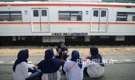 Sejumlah penumpang menunggu Kereta Rel Listrik (KRL) di Stasiun Manggarai, Jakarta, Ahad (4/8).