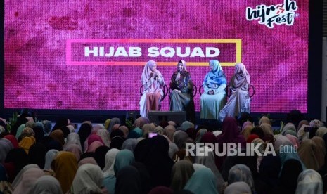 Artis yang tergabung Hijab Squd , Anandita,Kartika Putri, Diera Bachir, Vebby Paliwinta saat talkshow dalam acara Hijrah Fest, Di JCC, Jakarta, Jumat (9/11).