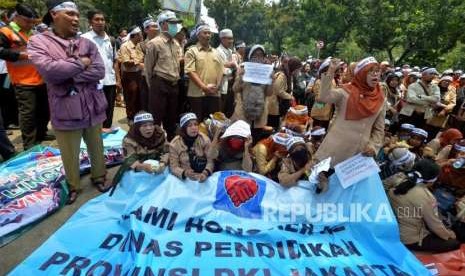 Sejumlah pegawai honorer Kategori 2 (K2) yang tergabung dalam Forum Honorer Kategori 2 Indonesia (FHK2I) melaksanakan aksi di depan Gedung Balaikota Jakarta, Rabu (26/9).