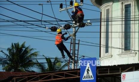 Sejumlah petugas memperbaiki jaringan PLN di Jalan Sis Al Jufri, Palu, Sulawesi Tengah, Jumat (5/10).