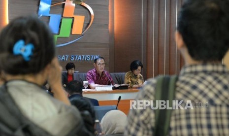 Kepala Badan Pusat Statistik (BPS) Suhariyanto (Kiri) didampingi Diputi Bidang Statistik Distribusi dan Jasa Yunita Rusanti ketika mengumumkan perkembangan ekspor dan impor Indonesia di Kantor BPS, Jakart,Senin (17/12).