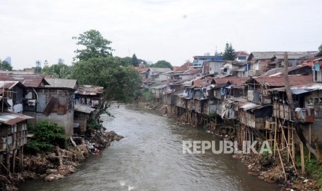 Sejumlah bangunan liar berdiri di bantaran Sungai Ciliwung di kawasan Manggarai, Jakarta Selatan, Senin (8/1).