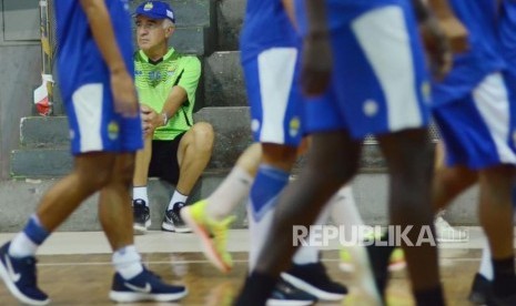 Pelatih Persib Roberto Carlos Mario Gomez memantau latihan Persib. (ilustrasi)