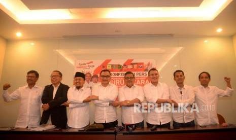 Sekjen PDIP Hasto Kristiyanto (empat kanan) didampingi para sekjen parpol Koalisi Indonesia Kerja (KIK) usai memberikan keterangan terkait pembekalan dan workshop juru bicara tim kampanye nasional Jokowi-Ma'ruf Amin di Jakarta, Senin (13/8).