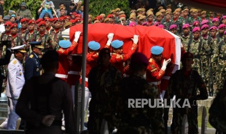 Paspampres membawa peti jenazah saat upacara pemakaman Presiden RI ketiga BJ Habibie di Taman Makam Pahlawan Kalibata, Jakarta, Kamis (13/9).