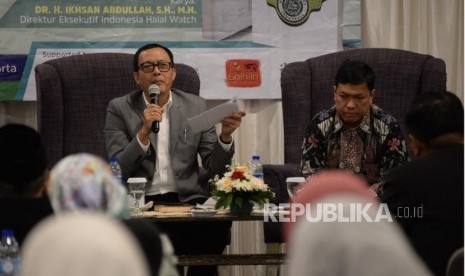 Direkur Eksekutif Indonesia Halal Watch (IHW) Ikhsan Abdullah (kiri) bersama Wakil Ketua Gapmmi Rachmad Hidayat menjadi narasumber pada acara refleksi akhir tahun dab bedah buku 