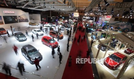 Suasana Pameran otomotif Indonesia International Motor Show (IIMS) 2019 di JIExpo Kemayoran, Jakarta, Kamis (25/4). Empat pameran industri bakal digelar dalam satu waktu sekaligus pada 2-4 Oktober 2020. Keempatnya ialah pameran industri furnitur CREATE By IFEX, pameran kendaraan roda dua IIMS Motobike Show, pameran perumahan Property Weekend Fiesta, dan pameran industri musik Synchronize Festival..