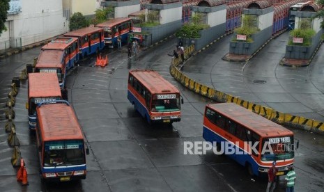 Target Kerja Sama Jak Lingko. Sejumlah Bus menunggu penumpang di Terminal Blok M, Jakarta, Senin (15/4).