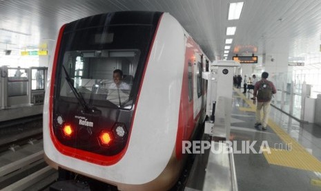 Petugas saat mengoperasikan kereta Light Rail Transit (LRT) di Jakarta, Senin (25/2).