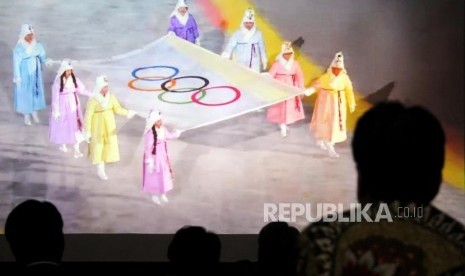 Sejumlah warga Korea menyaksikan live streaming seremoni pembukaan Olimpiade Musim Dingin yang diselenggarakan di Pyeongchang Olympic Stadium, Korea Selatan di Kedutaan Besar Korea Selatan, Jakarta, Jumat (9/2).